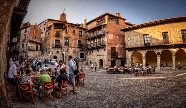 
Albarracín nằm trên một đỉnh núi cao, trông thẳng xuống con sông Río Guadalaviar, tỉnh Teruel, Tây Ban Nha. Du khách sẽ có cảm giác như được du hành về quá khứ một khi “lạc” vào nơi này bởi những ngôi nhà gỗ, tường pháo đài loang lổ và con đường như mê cung. (Ảnh: Internet)