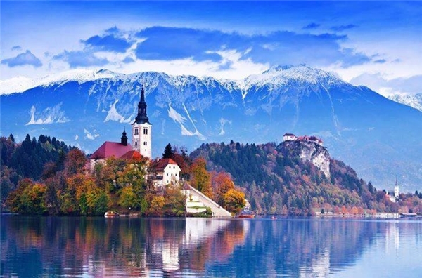
Thành phố Bled ở Slovenia được bao quanh bởi một hồ nước xanh ngọc bích. Thực chất, thành phố này rất nhỏ và nằm trên một hòn đảo biệt lập. (Ảnh: Internet)