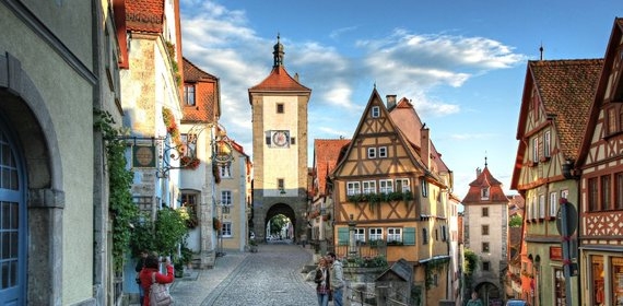 
Thành phố Rothenburg ob der Tauber ở Đức vẫn còn nguyên những đường nét và giá trị từ thời trung cổ như các ô cửa sổ được trang trí bằng chiếc giỏ treo, khu vườn đầy màu sắc, kiến trúc tuyệt đẹp của nhà thờ. (Ảnh: Internet)