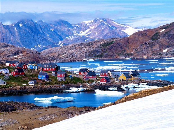 
Thành phố Ittoqqortoormiit ở Greenland tuy khá xa xôi nhưng hoàn toàn xứng đáng “liều” một lần, bởi không nơi đâu thích hợp hơn để du lịch thám hiểm và tận mắt chiêm ngưỡng những loài động vật hoang dã. (Ảnh: Internet)
