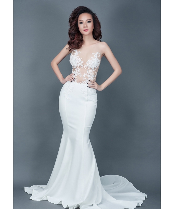 
Bộ váy trắng mà Diễm Hương diện trong bộ ảnh cưới tại Đà Lạt được Dương Yến Ngọc diện lại trong một bộ ảnh thời trang. Tuy nhiên dường như Diễm Hương có phần nổi bật hơn khi diện bộ váy ôm sát này.