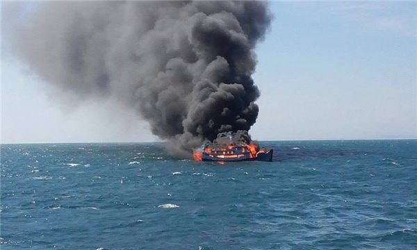 
Chiếc tàu mang số hiệu BTH-99943 phát nổ giữa biển.