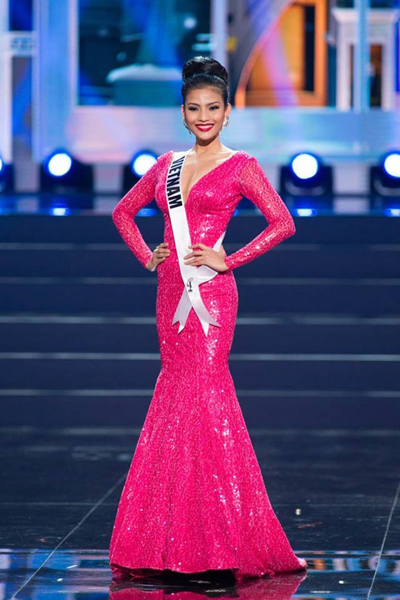 
Hai năm sau, Trương Thị May đã lọt vào top 10 bộ váy dạ hội đẹp nhất của Miss Universe 2013. Thiết kế được thực hiện trên nền vải sequins có màu hồng tươi nổi bật.