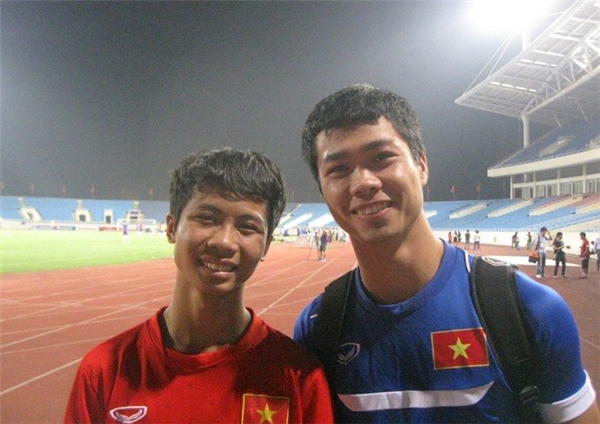 
Bùi Thanh Bình (bên phải) và cầu thủ Công Phượng. (Ảnh: Internet)