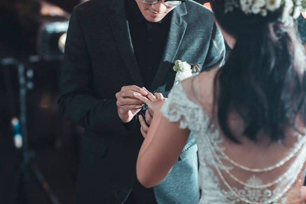 
Những hình ảnh xúc động trong đám cưới của La Zung và Fosha. (Ảnh: Internet)