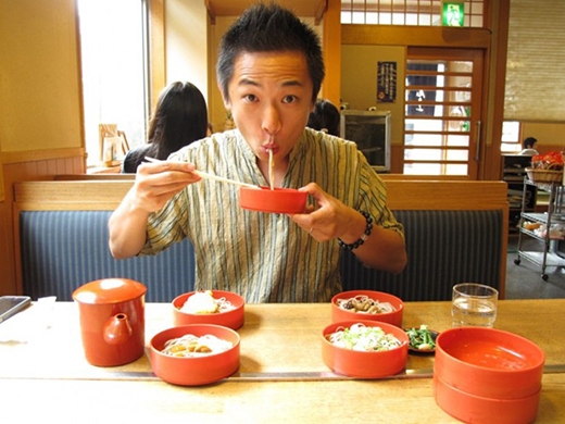 
Húp mì thành tiếng ở Nhật Bản: Ramen hay mì là món ăn phổ biến ở Nhật Bản, và việc húp mì tạo thành tiếng động lớn được coi là thể hiện sự ngon miệng. Thậm chí, nếu bạn ăn quá lặng lẽ, các đầu bếp có thể sẽ nghĩ bạn không thích mì họ làm. Ảnh: Japanbase.