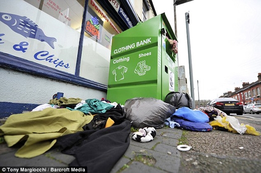 
Quần áo cũ làm từ thiện vứt bừa bãi xuống đường Clifton. (Nguồn: Daily Mail)