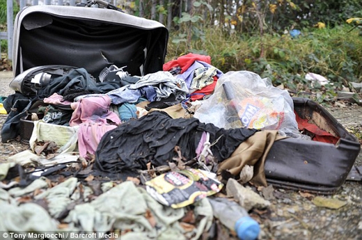 
Quần áo cũ vứt lung tung khắp mọi nơi. (Nguồn: Daily Mail)