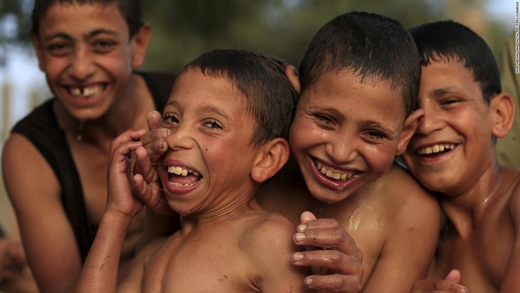
Những cậu bé đùa giỡn bên bờ sông Nile, Ai Cập. (Ảnh: CNN)