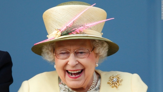 
Nữ hoàng Elizabeth II vui vẻ xem đua ngựa tại Epsom, Anh. (Ảnh: CNN)