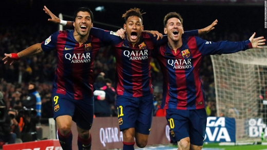 
Bộ ba siêu đẳng của câu lạc bộ bóng đá Tây Ban Nha Barcelona (Luis Suarez, Neymar và Lionel Messi) tươi cười rạng rỡ sau khi ghi bàn thắng vào lưới Atletico Madrid. (Ảnh: CNN)