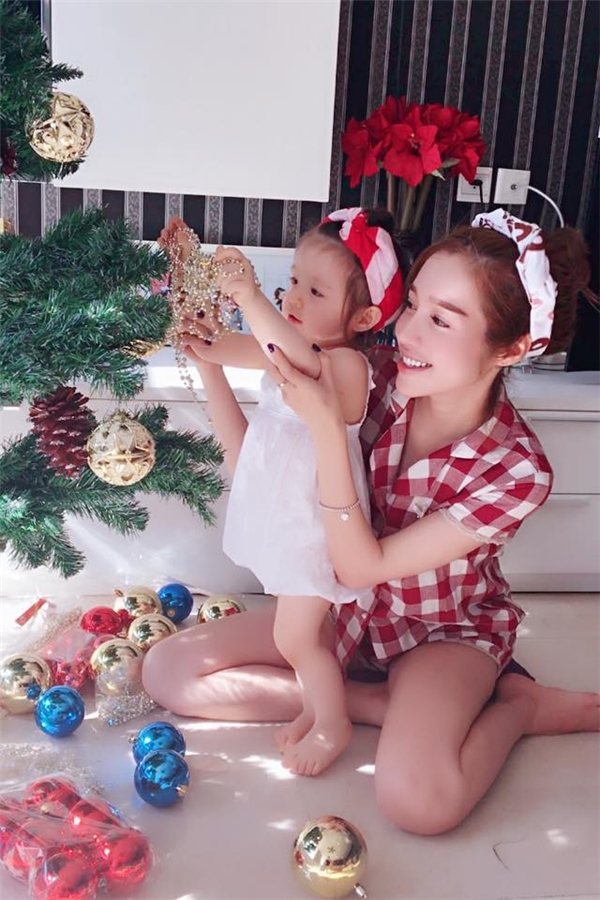 Mẹ con Elly Trần thích thú trang trí cây thông đón Giáng sinh - Tin sao Viet - Tin tuc sao Viet - Scandal sao Viet - Tin tuc cua Sao - Tin cua Sao