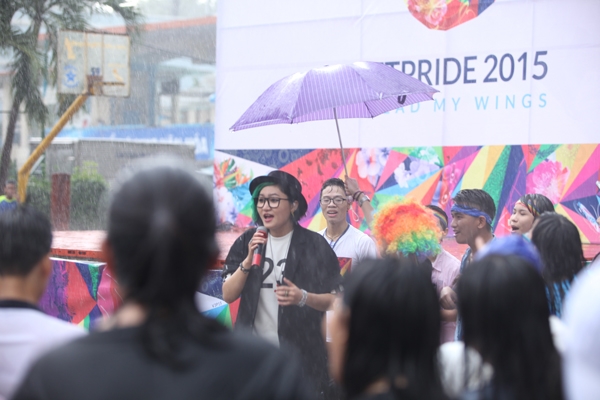 
Vicky Nhung đã hát và nhảy dưới mưa cùng hơn 1000 thành viên LGBT tại sự kiện VietPride 2015. - Tin sao Viet - Tin tuc sao Viet - Scandal sao Viet - Tin tuc cua Sao - Tin cua Sao