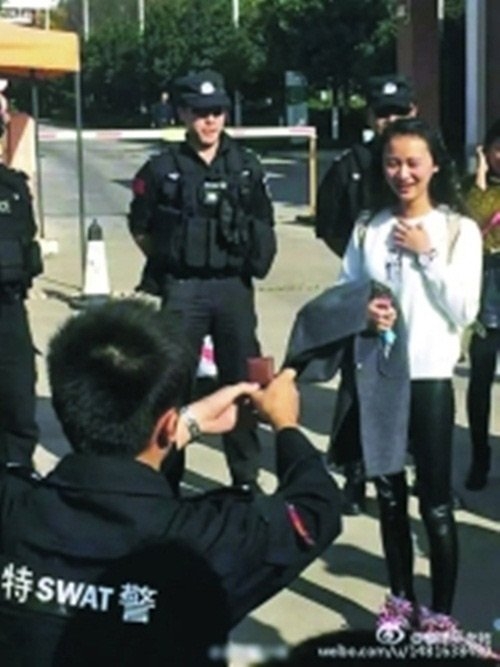 Chàng cảnh sát dẫn theo đội đặc nhiệm đi cầu hôn bạn gái