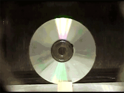 
Bạn sẽ được chứng kiến cảnh này khi đặt chiếc đĩa CD vào lò vi sóng. (Ảnh: Viralnova)