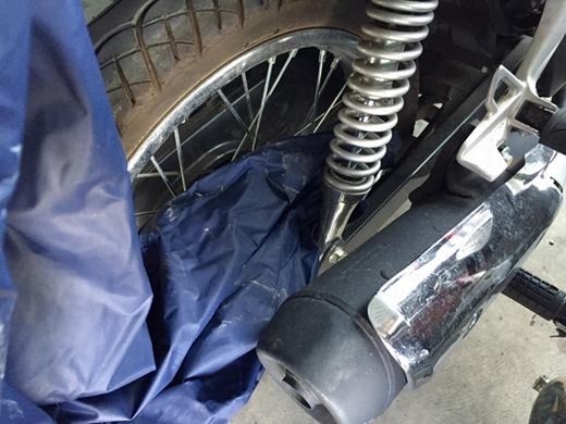 
Tà sau áo mưa rất dễ bị cuốn vào xe máy, không chỉ gây tai nạn cho chủ nhân mà còn cả người đi cùng. (Ảnh: Internet)