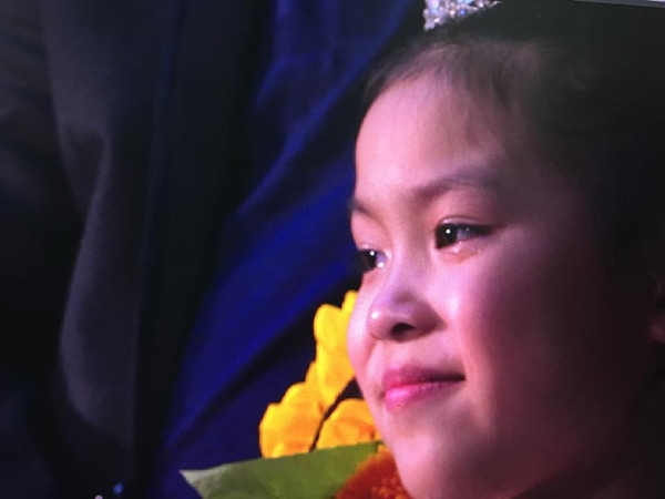 
Cô con gái bé nhỏ Minh Hạnh xúc động trong ngày cưới của bố mẹ. (Ảnh: Internet)