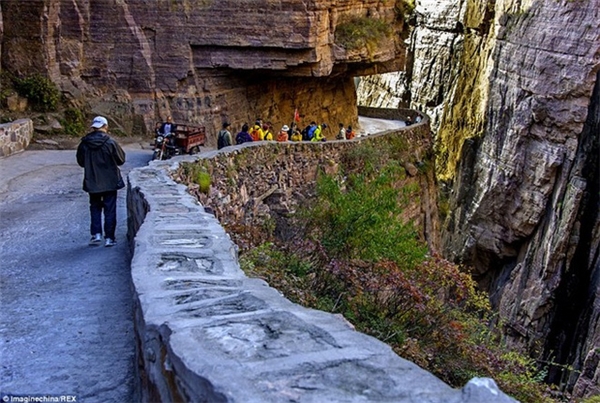 Đường hầm xuyên núi đá đục bằng tay suốt 5 năm