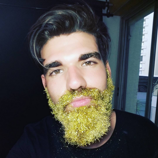 
Trang trí cho bộ râu lấp lánh cũng là một cách làm đẹp khá lạ của các chàng trai. Cách tạo chúng cũng rất đơn giản: phủ đầy kim tuyến vào râu là được. (Ảnh: buzzfeed)