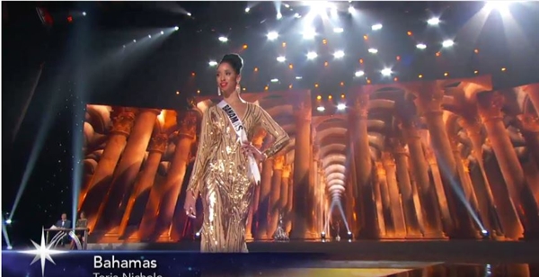 Đại diện Myanmar bị té ngã trên sân khấu Miss Universe - Tin sao Viet - Tin tuc sao Viet - Scandal sao Viet - Tin tuc cua Sao - Tin cua Sao