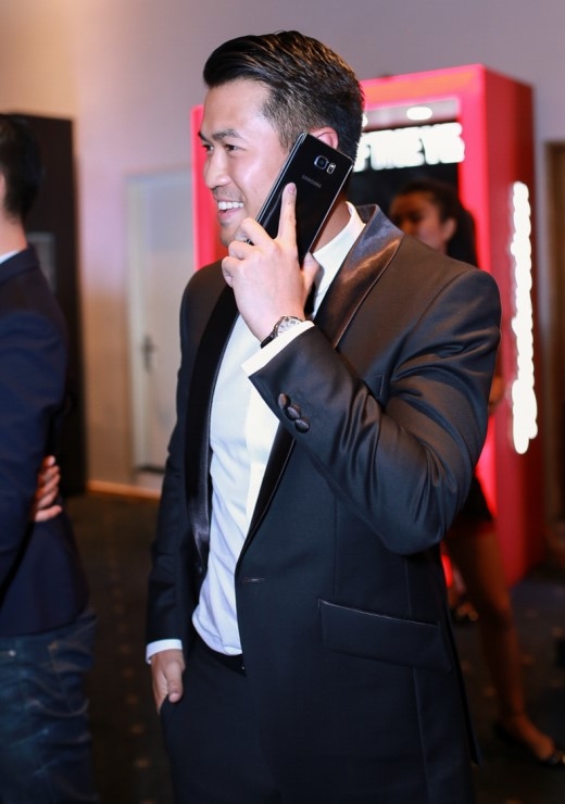 
Đến sự kiện khá sớm với trang phục lịch lãm, doanh nhân Phillip Nguyễn không rời tay khỏi chiếc Samsung Galaxy Note 5. - Tin sao Viet - Tin tuc sao Viet - Scandal sao Viet - Tin tuc cua Sao - Tin cua Sao