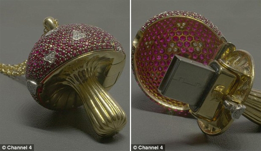 
Món đồ trang trí hình cây nấm kết hợp USB đính kim cương này có giá hơn 34.000 đô la (gần 700 triệu đồng). (Ảnh: Daily Mail)
