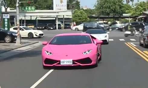 
Siêu xe màu hồng nổi bật trên phố.