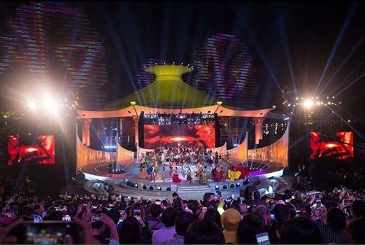 
Theo một số hình ảnh ban đầu, sân khấu chung kết Miss World 2015 sẽ được thực hiện ngoài trời và có diện tích khá rộng, được trang trí công phu, hoành tráng. - Tin sao Viet - Tin tuc sao Viet - Scandal sao Viet - Tin tuc cua Sao - Tin cua Sao