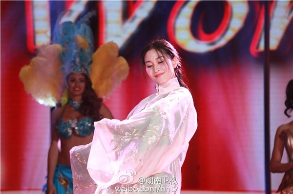 Váy dạ hội của Lan Khuê được khen ngợi tại đêm tổng duyệt Miss World - Tin sao Viet - Tin tuc sao Viet - Scandal sao Viet - Tin tuc cua Sao - Tin cua Sao