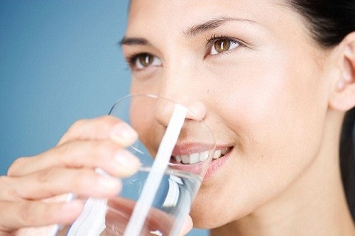 Một cốc nước trung bình chứa 10 triệu vi khuẩn