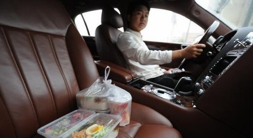 
Vị đại gia này là một doanh nhân trẻ tuổi sinh năm 1990 mang họ Zhang và đang kinh doanh áo cưới tại Chiết Giang (Trung Quốc). Hàng ngày, vị thiếu gia này lái những chiếc xe như Porsche, Bentley hoặc Rolls – Royce để đi giao thức ăn hoặc nước uống với mức giá từ 15 đến 25 NDT (khoảng 50.000 đồng - 90.000 đồng) cho mỗi hộp thức ăn. Zhang cho biết, anh có một hạm đội xe để lái đi giao hàng mỗi ngày, mục đích không phải kiếm tiến mà chỉ để gây sự chú ý cho người khác. Không ít người tỏ thái độ không hài lòng với sự khoe của quá lố của vị thiếu gia 9X này. (Ảnh Internet)