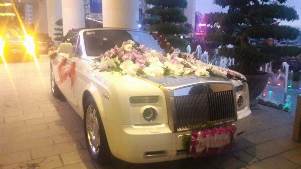 
Chiếc siêu xe sang trọng tại lễ cưới. (Ảnh: Internet)

Đoàn xe rước dâu với nhiều thương hiệu xe sang trọng bậc nhất. (Ảnh: Internet)