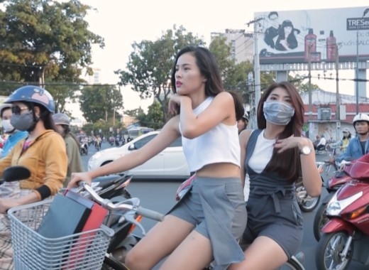 
Giữa buổi chiều Sài Gòn đông đúc, Hạ Vi phải chở Phương Linh trên xe đạp để đến những địa điểm ăn uống. - Tin sao Viet - Tin tuc sao Viet - Scandal sao Viet - Tin tuc cua Sao - Tin cua Sao