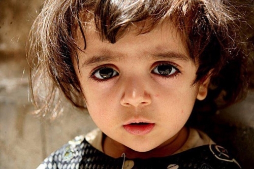 
Các em bé Ả Rập được đánh giá là những đứa trẻ đẹp nhất thế giới khi có đôi mắt to tròn và sâu với màu mắt nâu hoặc xanh biếc.