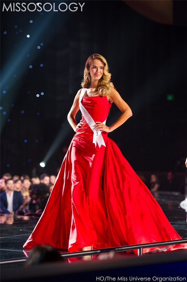 
Hiện tại, người đẹp Olivia Jourdan được xem là một trong những ứng cử viên sáng giá nhất cho ngôi vị Hoa hậu Hoàn vũ 2015. Trong đêm bán kết vừa qua, đại diện đất nước cờ hoa chọn diện bộ váy có màu đỏ rực rỡ. Thiết kế là sự kết hợp giữa thân váy ôm cùng chân váy rời tạo nên bước chuyển động vô cùng quyến rũ trên sân khấu.