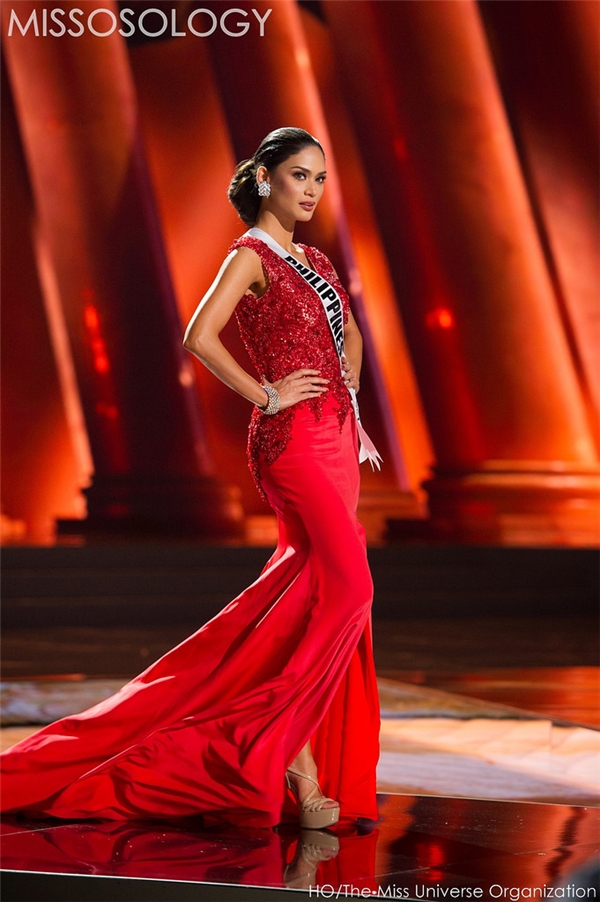 
Pia - đại diện của Philippines trông như một quý cô sang trọng, quyến rũ trong bộ váy đỏ xẻ tà trên sân khấu đêm bán kết. Phần thân trên gây ấn tượng bởi chi tiết đính kết từ hàng nghìn viên đá quý. Theo một số thông tin bên lề, do được hậu thuẫn về mặt chính trị nên Pia có khả năng rất cao đăng quang Hoa hậu Hoàn vũ 2015.