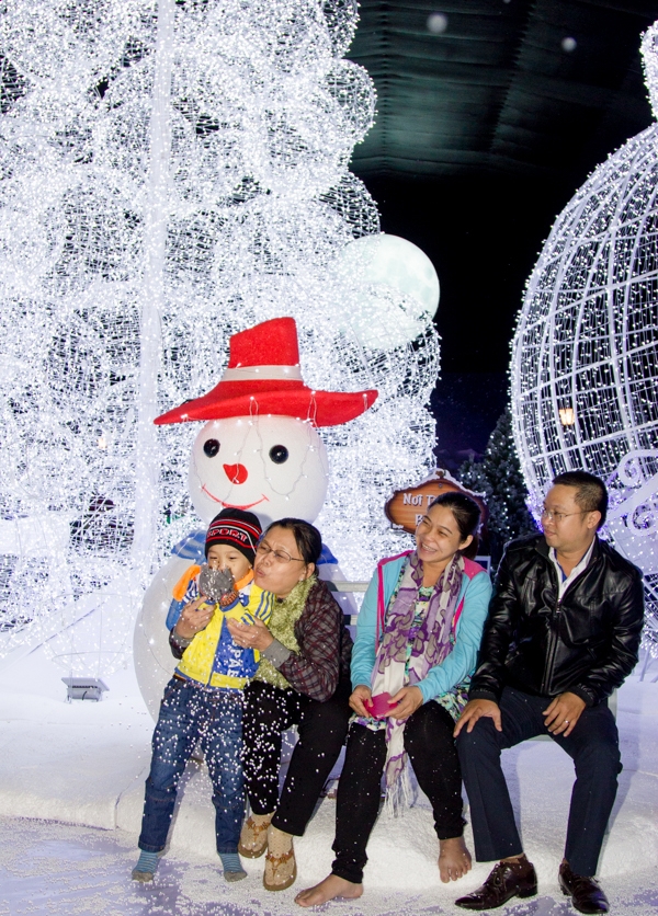 
Ngôi làng tuyết đem đến sự trải nghiệm mới mẻ, thích thú cho những người chưa từng biết đến cái lạnh tê tái của mùa đông nói chung và cho người dân Sài Gòn nói riêng. (Ảnh Internet)