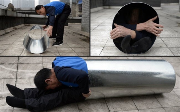 
Một người đàn ông ở thành phố Trung Khánh của Trung Quốc có khả năng đặc biệt khi có thể gập đôi cơ thể trong ống có đường kính 40 cm.