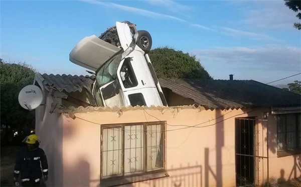 
Một chiếc ô tô mất lái lao thủng mái nhà dân ở thành phố Durban, Nam Phi.