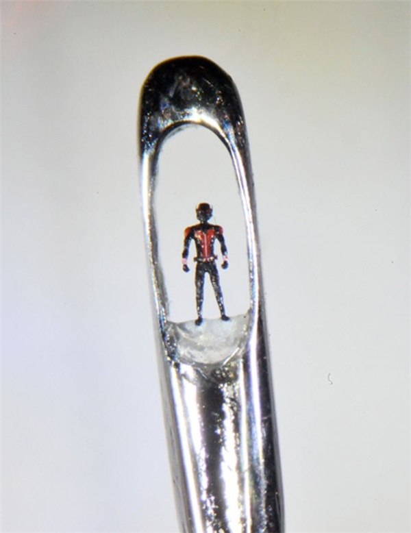 
Nghệ sĩ Willard Wigan tạo ra bức tượng tí hon mang tên “Người kiến” đặt vừa trong lỗ kim khâu.