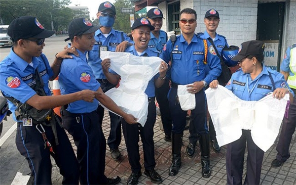 
Cảnh sát giao thông Philippines được yêu cầu sử dụng bỉm để đảm bảo không bị gián đoạn khi làm nhiệm vụ trong chuyến thăm của Giáo hoàng tới nước này vào đầu năm nay.