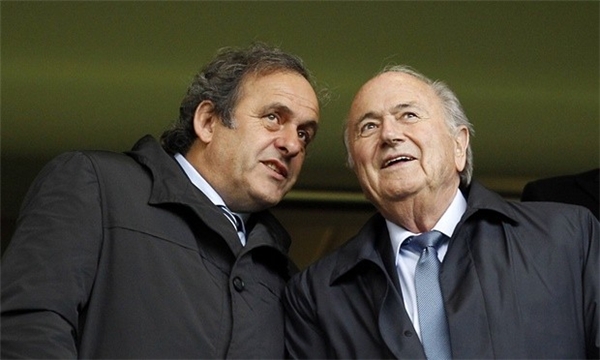 
Chủ tịch UEFA Michel Platini và Chủ tịch FIFA Sepp Blatter dự khán trận chung kết Champions League nữ năm 2013, hai năm trước khi các vụ bê bối làm chao đảo UEFA và FIFA. Ảnh: Ian Kington/AFP/Getty Images