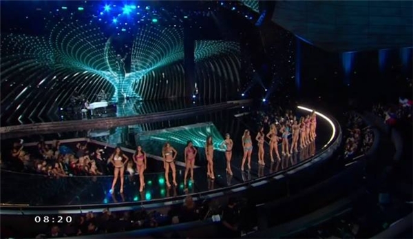 
15 thí sinh nóng bỏng trên sân khấu chung kết Hoa hậu Hoàn vũ 2015.