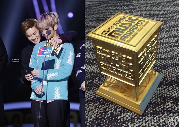 
EXO đáng ra được nhận cup Album của năm lại bị trao nhầm sang cup dành cho Nhà sản xuất