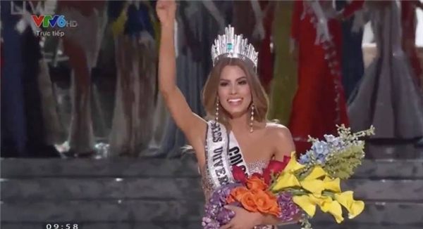 Khoảnh khắc trao nhầm vương miện hi hữu trong lịch sử Miss Universe