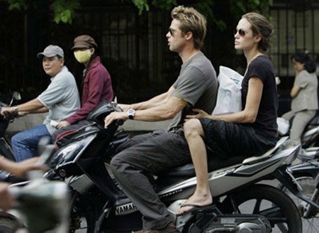 Brad Pitt và Angelina Jolie bất ngờ bí mật tới Việt Nam