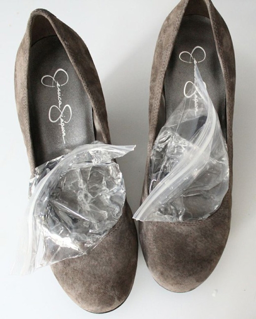 
Để nới rộng giày, sử dụng công thức: nước + cho vào túi ni-lông + nhét vào giày + cho giày vào ngăn đông. (Ảnh: Internet)