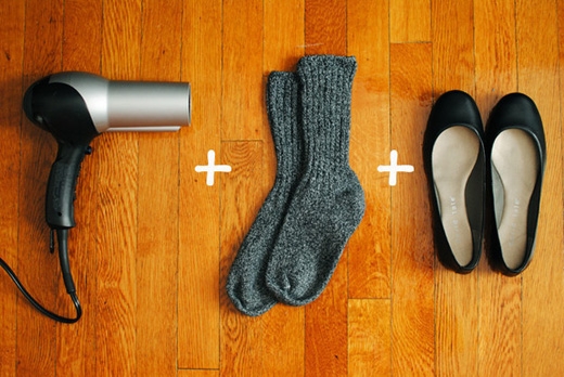 
Hoặc bạn cũng có thể mang một đôi tất len dày + đi giày vào + sấy lên chỗ chật. (Ảnh: Internet)