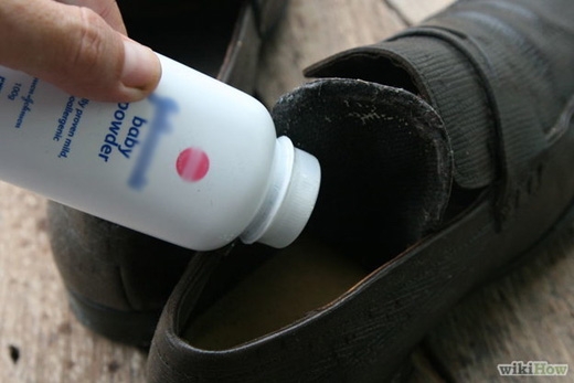 
Để ngăn giày phát ra tiếng kêu, chỉ cần rắc một ít phấn rôm vào bên dưới miếng lót. (Ảnh: Internet)