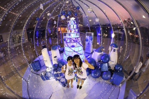 
Người dân Sài Thành hào hứng chụp ảnh tại quả cầu tuyết độc đáo. Bật mí với bạn quả cầu tuyết sẽ càng rực rỡ hơn vào ban đêm.